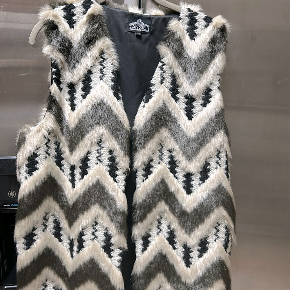 Angie's Foer cream light, gray, dark, gray, black and gray pattern size med
